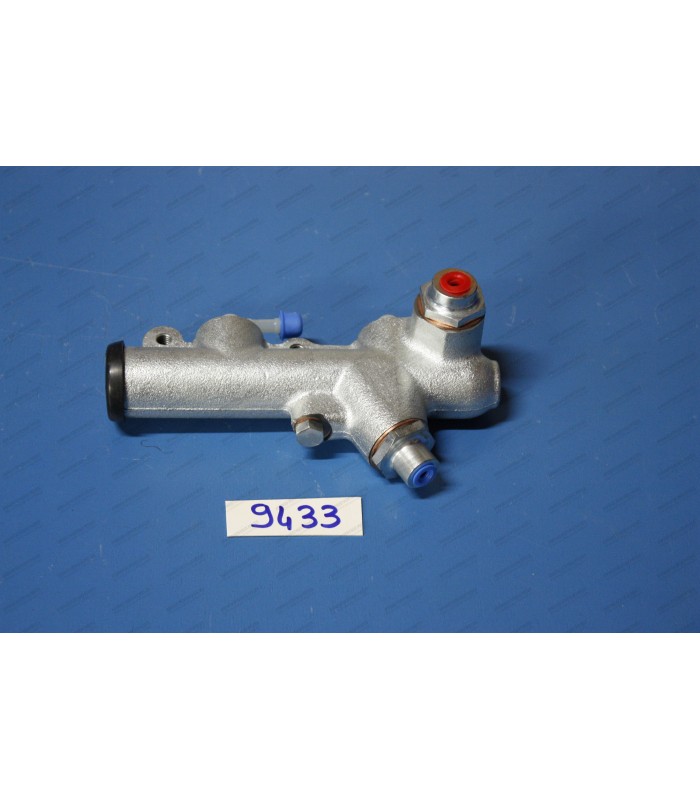 Dual circuit master cylinder - R2 / R3 / 1200S - 2