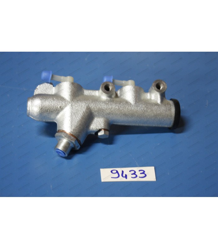 Dual circuit master cylinder - R2 / R3 / 1200S - 3